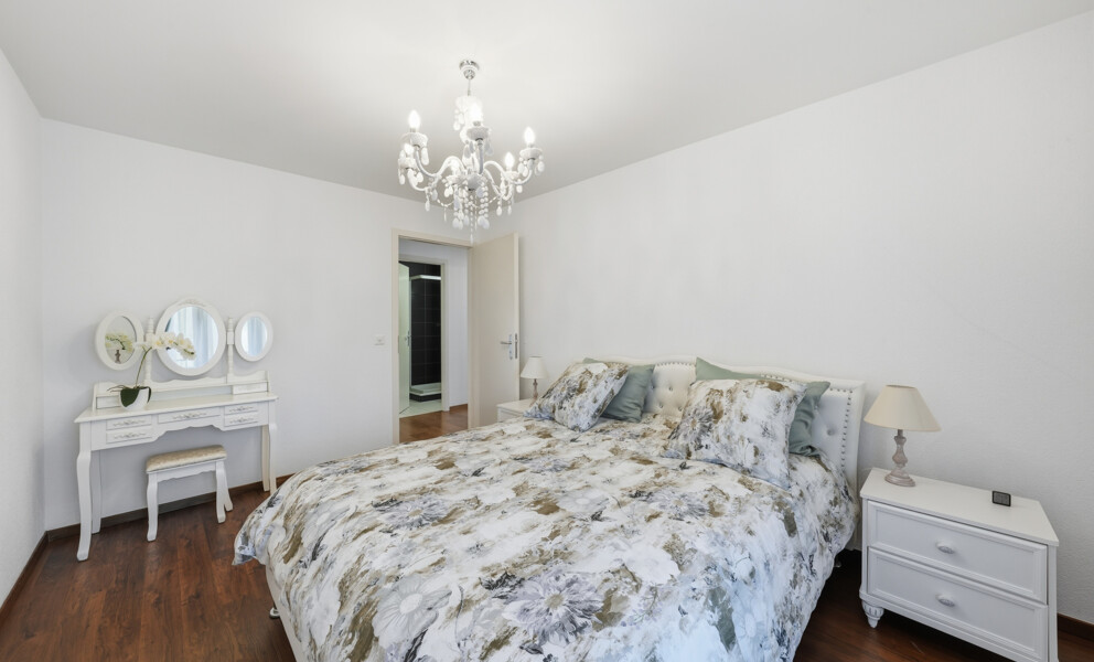 Helles Schlafzimmer mit klassischem Schminktisch