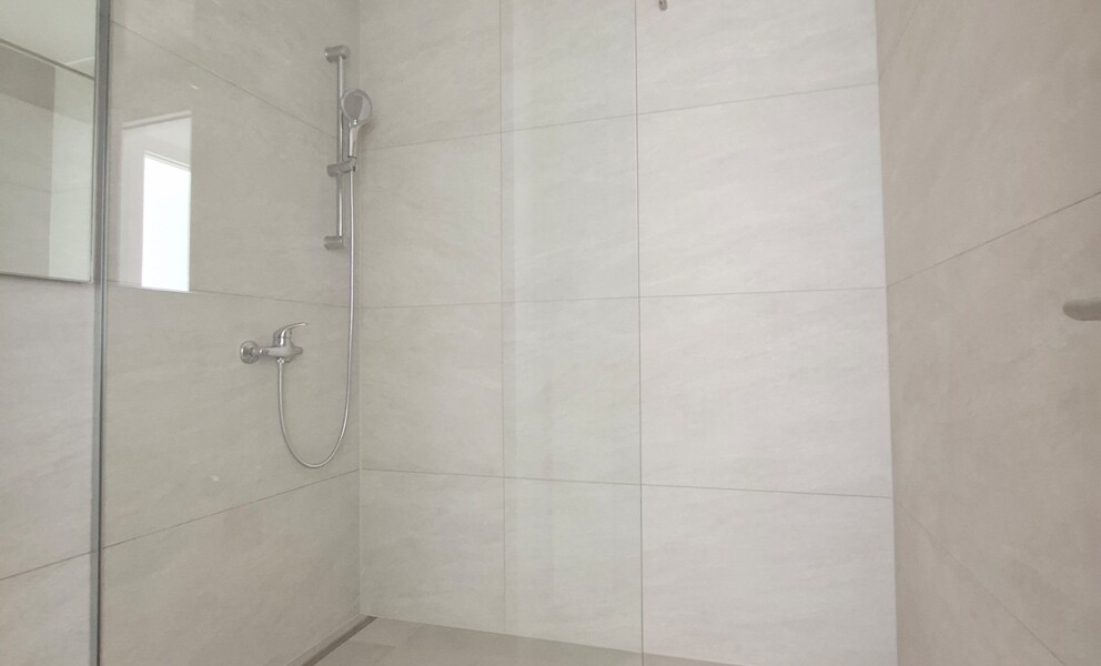 Begehbare Dusche in hellem Bad