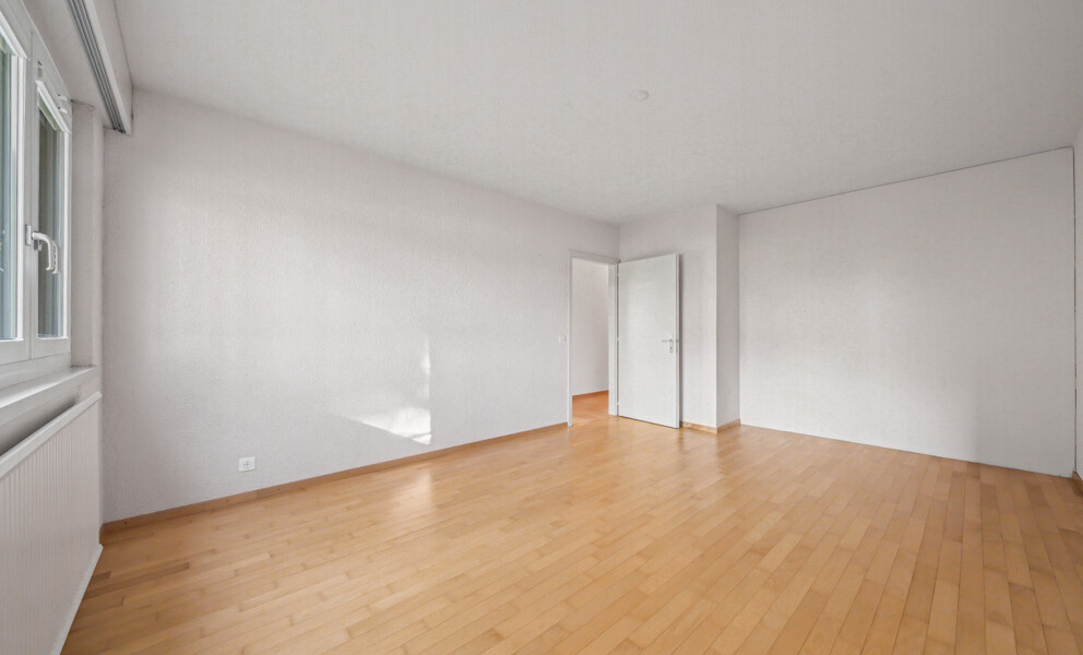 Leerer Wohnraum mit Holzboden