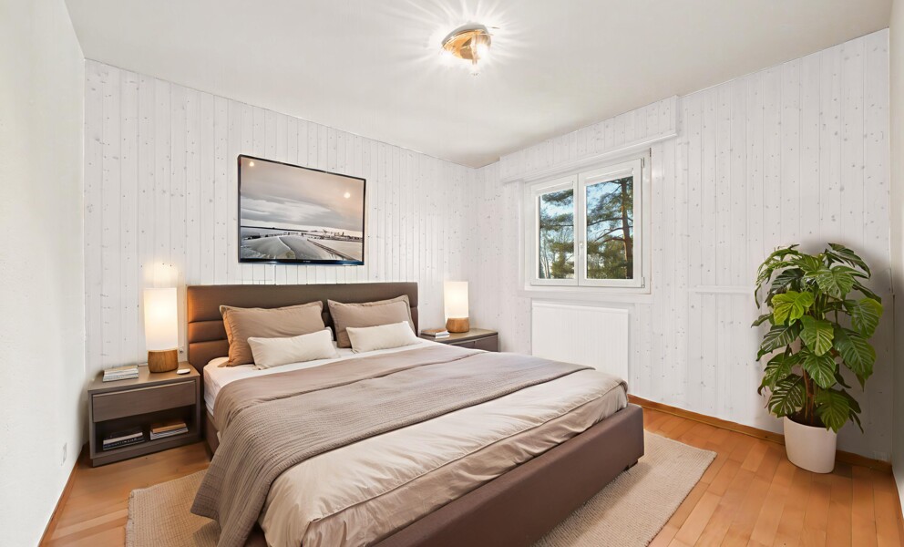 Schlafzimmer mit Doppelbett und Tageslicht