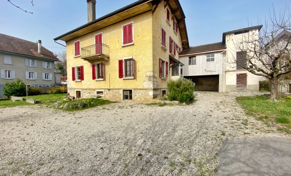 Außenansicht eines ländlichen Wohnhauses mit Nebengebäude