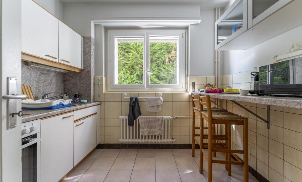 Kleine helle Küche mit Fenster