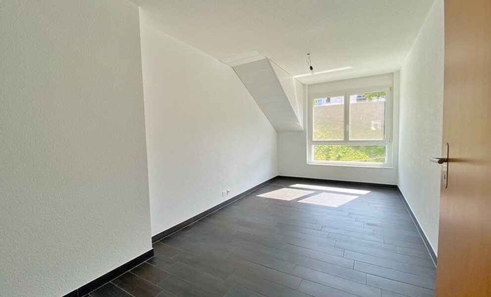 Heller leerer Raum mit Fenster