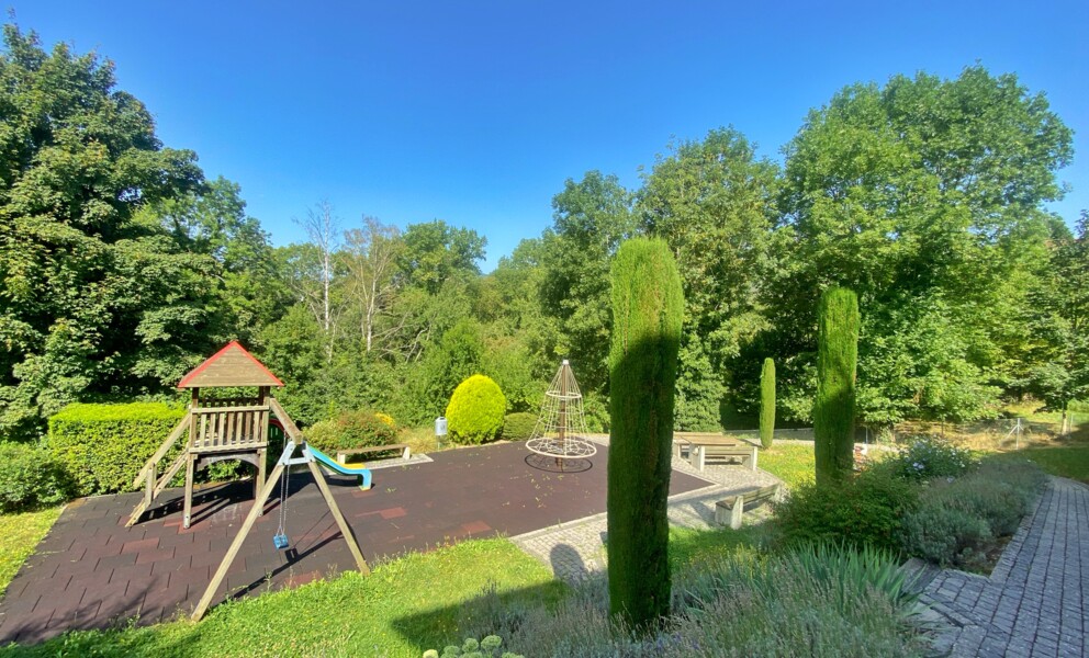 Garten mit Spielplatz