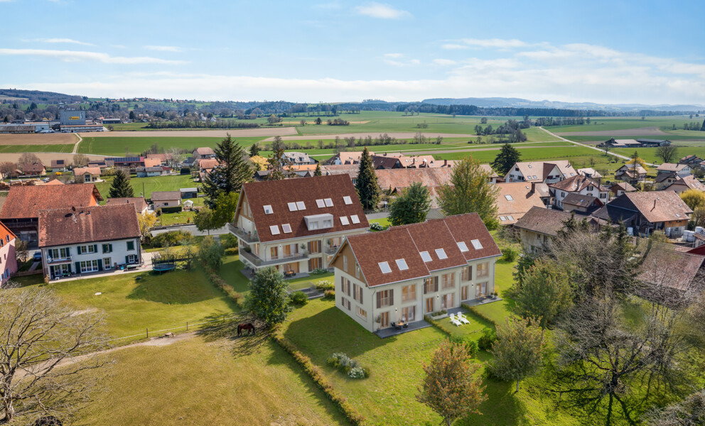 Ländliche Wohnbebauung mit Blick über Felder