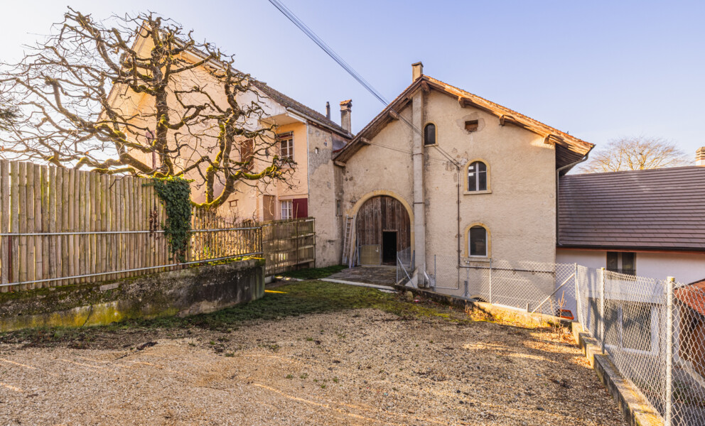 Historischer Innenhof mit Altbau und Nebengebäude
