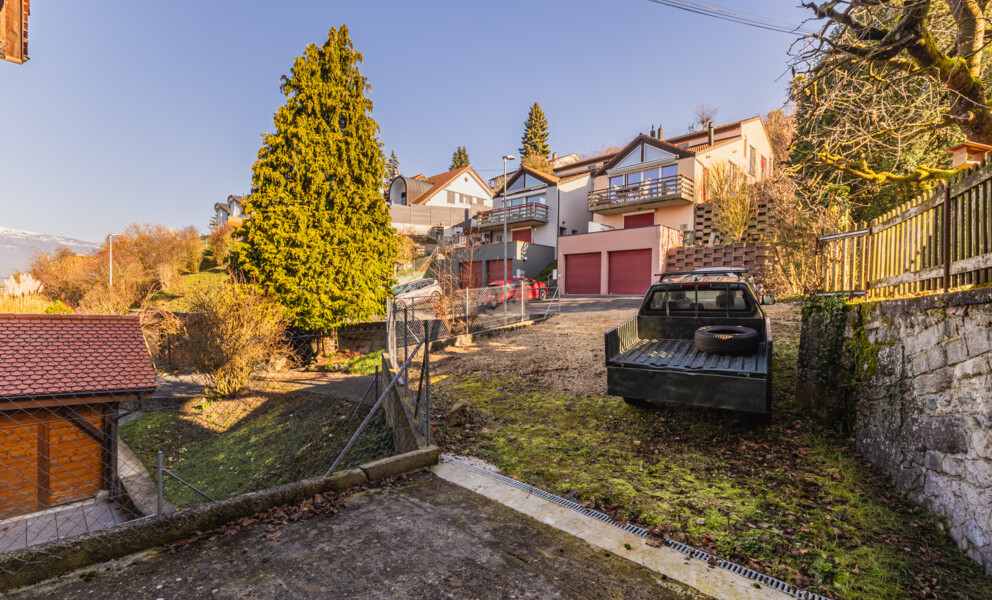 Wohnhaus mit Hanglage und Garagenzufahrt