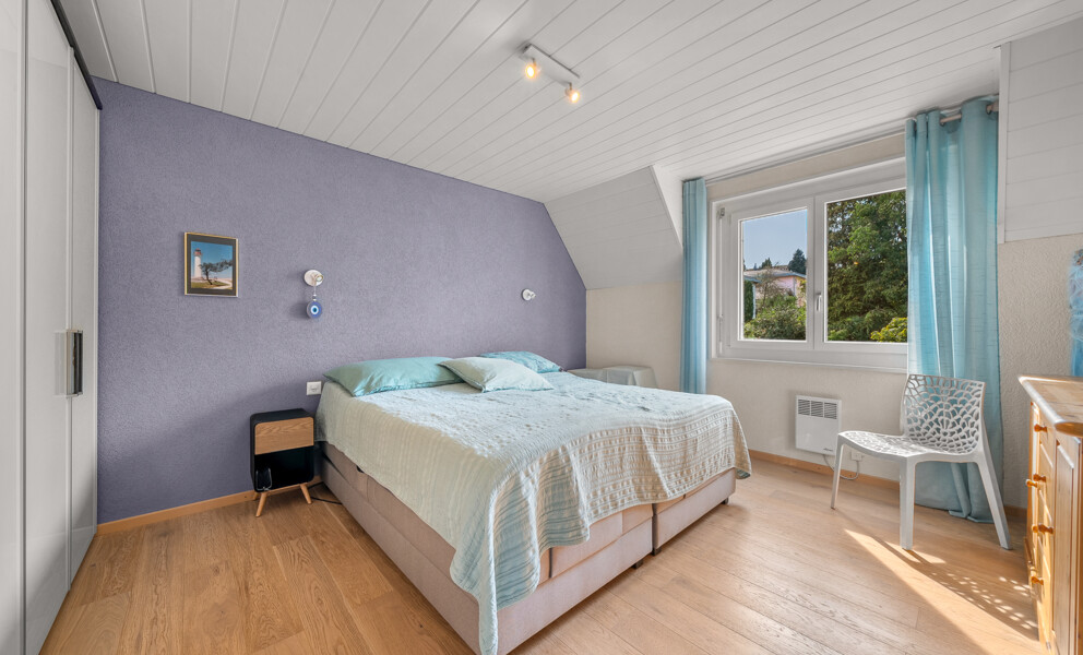 Helles Schlafzimmer mit Dachschräge
