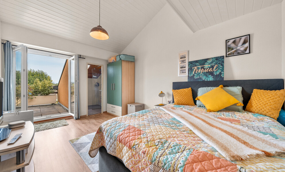 Helles Schlafzimmer mit Zugang zur Terrasse