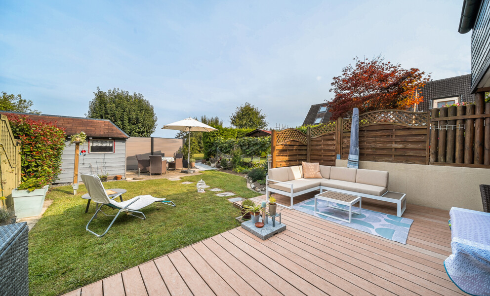 Terrasse mit Garten und Sitzbereich