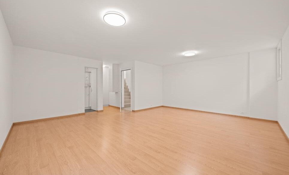 Großer leerer Raum mit Holzoptikboden