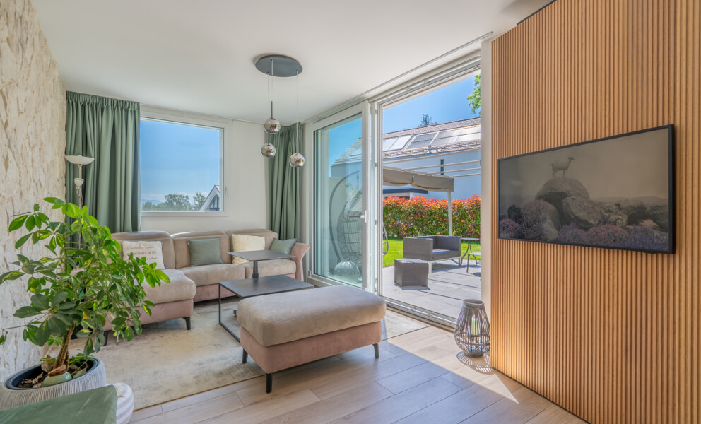 Modernes Wohn- und Esszimmer mit Terrassenzugang