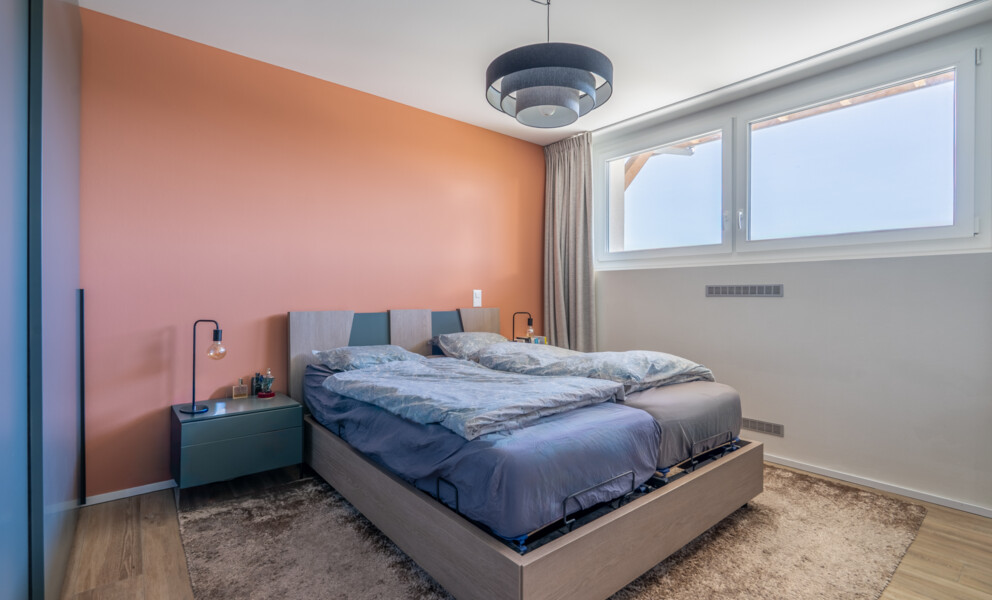 Modernes Schlafzimmer mit Doppelbett