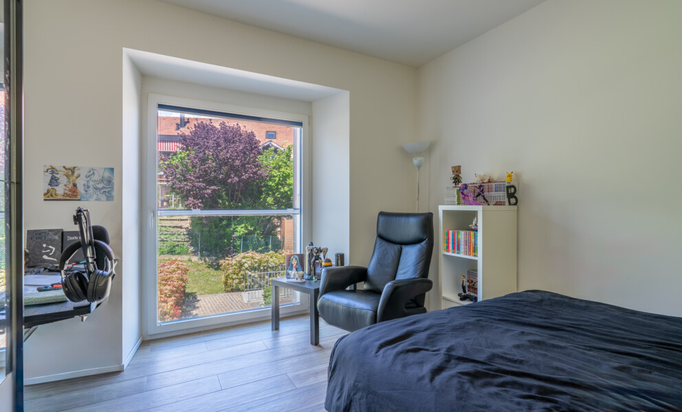 Schlafzimmer mit großem Fenster und Sitzbereich
