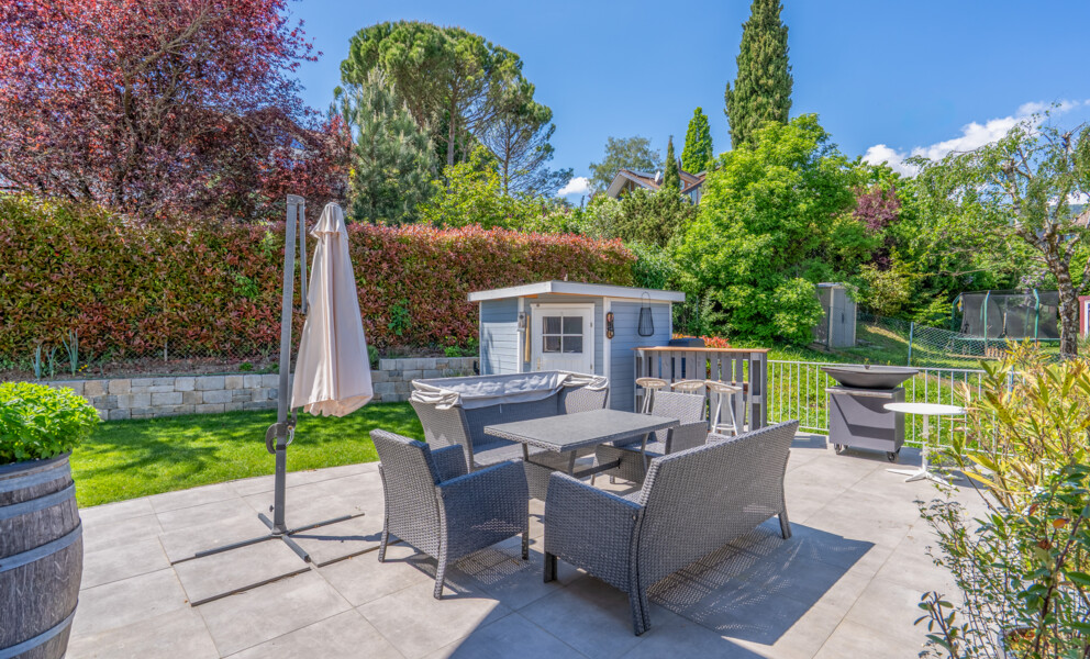 Gepflegte Terrasse mit Gartenlounge und Grill