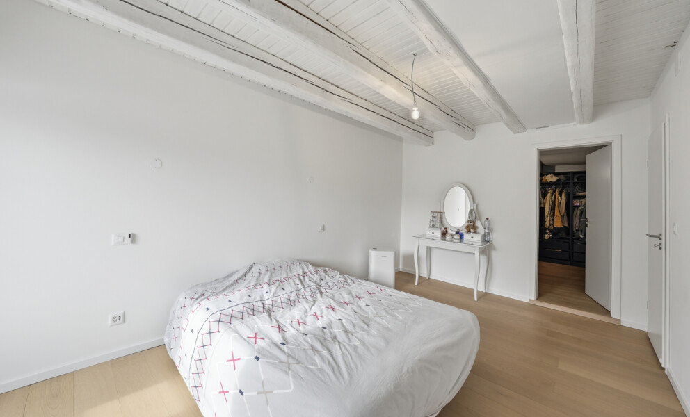 Helles Schlafzimmer mit Holzbalkendecke