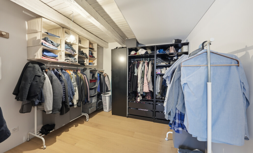 Ankleidezimmer mit offenen Kleiderschränken
