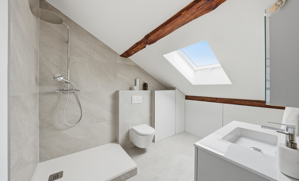 Modernes Dachbad mit Dusche und WC