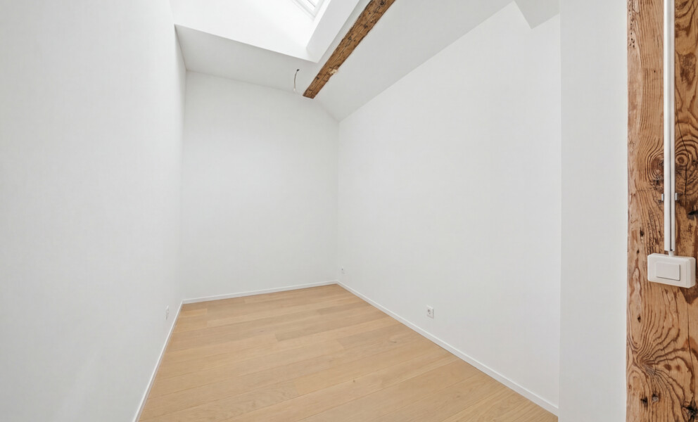Leerer Raum mit Dachschräge und Holzbalken