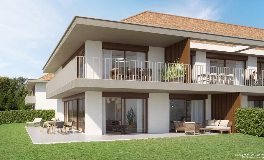 Modernes Mehrfamilienhaus mit Terrassen und Balkonen