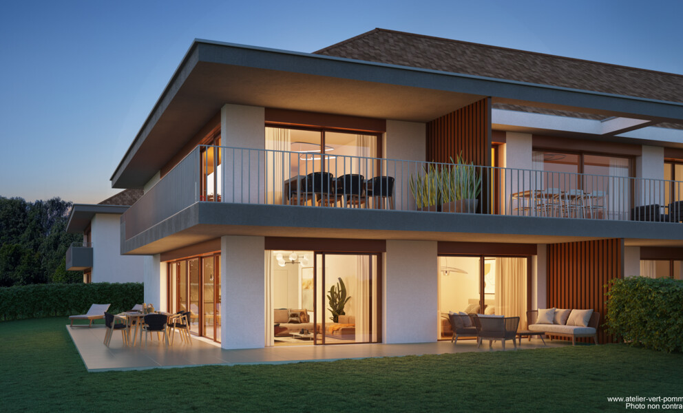 Moderne Hausfassade mit Terrasse bei Abendlicht