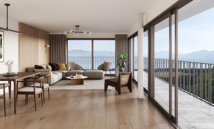 Helles Wohnzimmer mit Balkon und Bergblick
