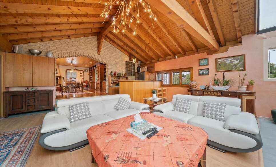 Gemütliches Wohnzimmer mit offener Holzdecke