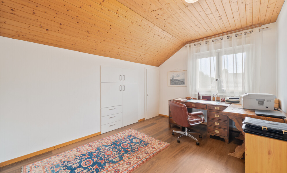 Arbeitszimmer mit Holzdecke