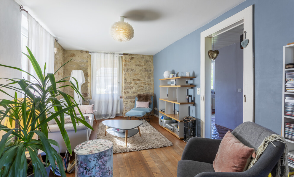 Gemütliches Wohnzimmer mit Natursteinwand
