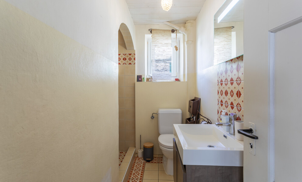Schmales Badezimmer mit Dusche und WC