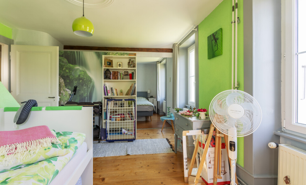 Buntes Schlafzimmer mit Balkonlicht