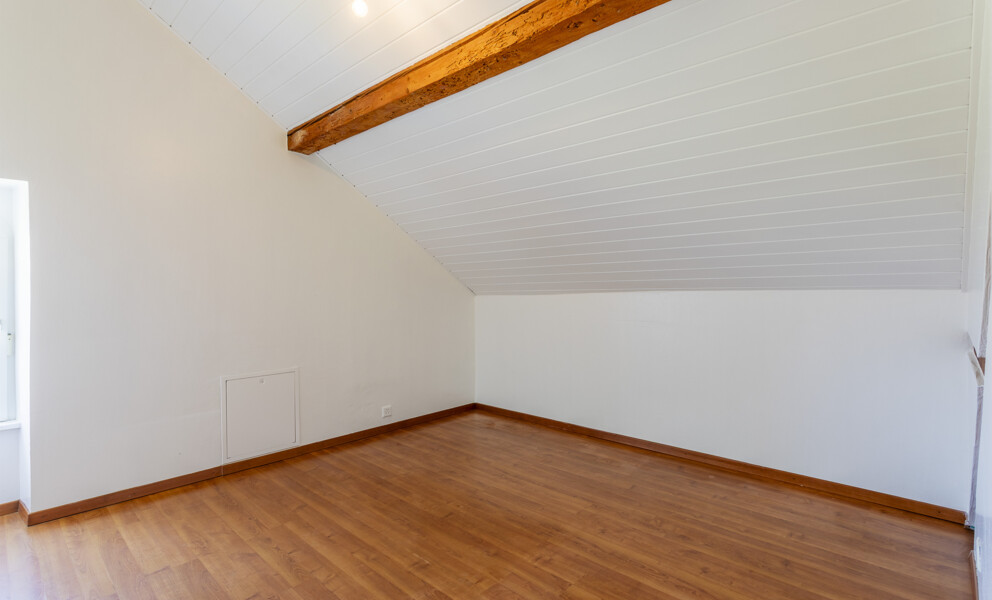 Leerer Dachraum mit Holzboden