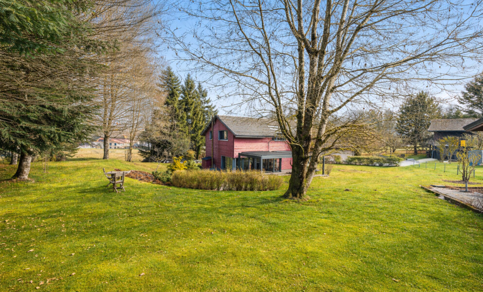 Ruhiges Grundstück mit rotem Haus und großem Garten