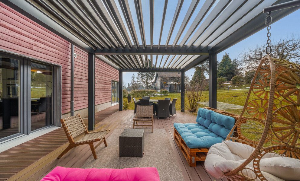 Überdachte Holzterrasse mit Pergola und Sitzlounge