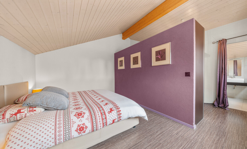 Schlafzimmer mit Sicht auf ein angrenzendes Bad