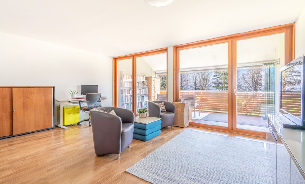 Helles Wohnzimmer mit Terrasse