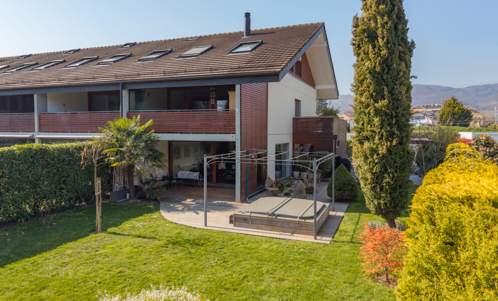 Gartenansicht eines Wohnhauses mit Terrasse und Whirlpool