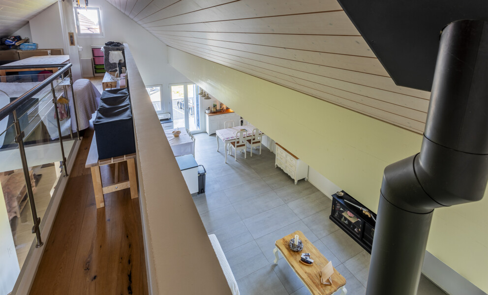 Galerie mit Blick in den Wohn- und Essbereich