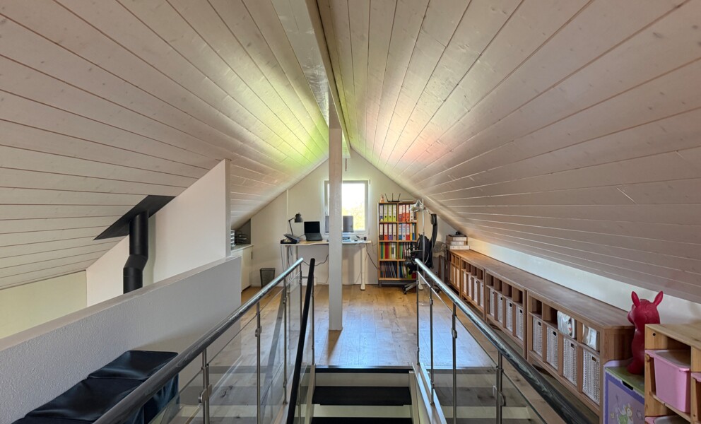 Dachgeschoss-Arbeitsbereich mit Galerie und Treppenöffnung
