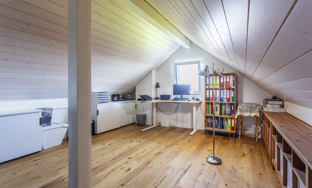 Dachgeschoss-Büro mit Arbeitsbereich