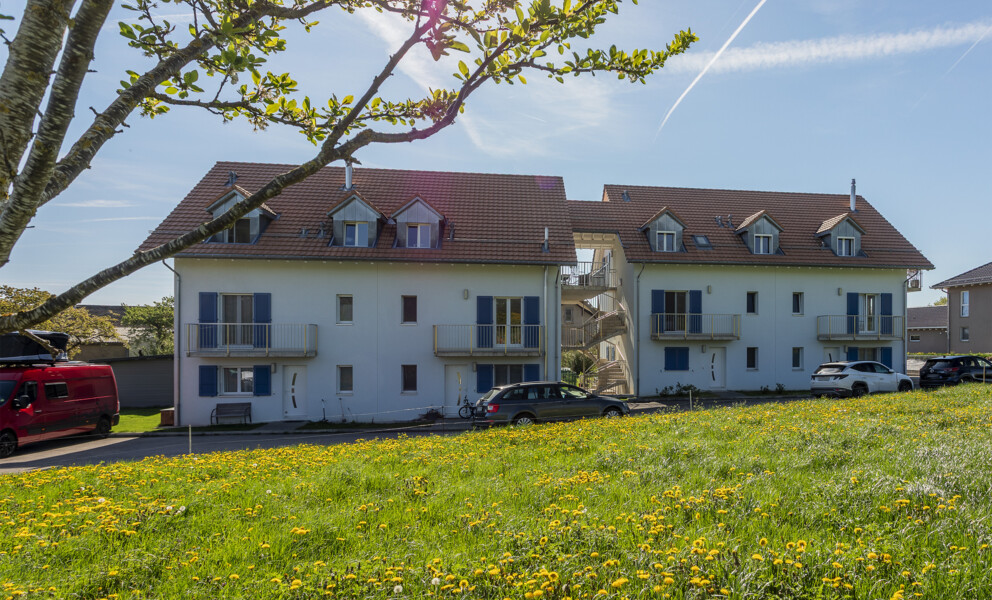 Mehrfamilienhaus mit Satteldach und Balkonreihen