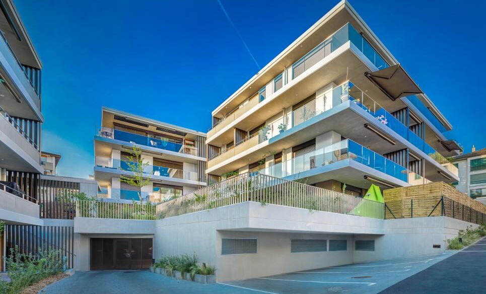 Moderne Wohnanlage mit großzügigen Balkonen