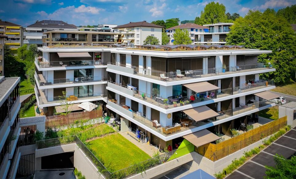 Modernes Wohngebäude mit großzügigen Balkonen