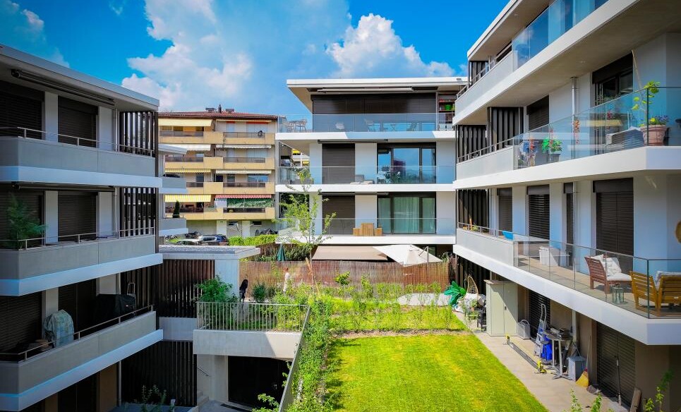 Innenhof eines modernen Wohnkomplexes
