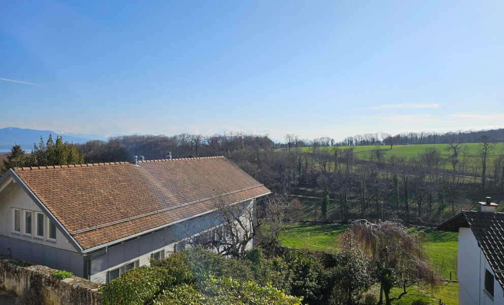 Ländliche Außenansicht mit Hausdach und Weitblick