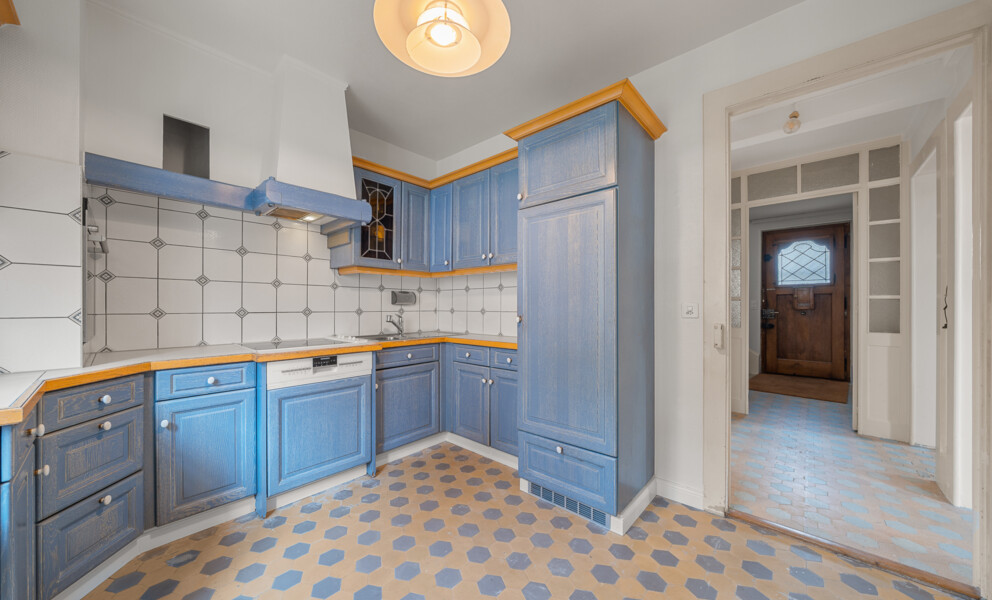 Kleine blaue Landhausküche
