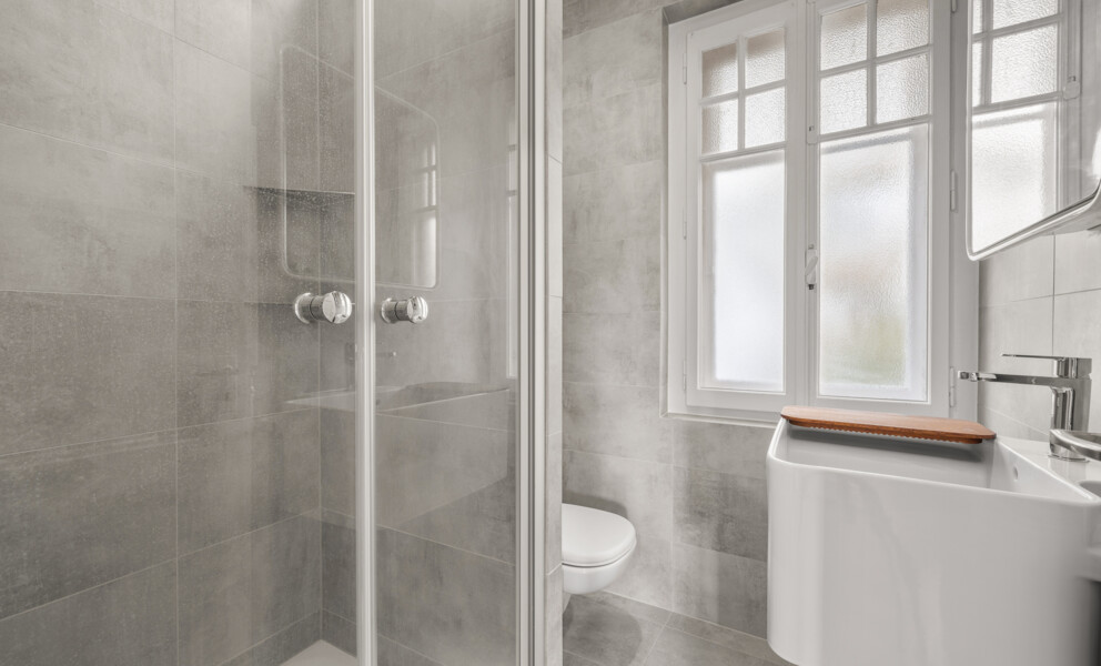 Modernes Badezimmer mit Dusche und Fenster
