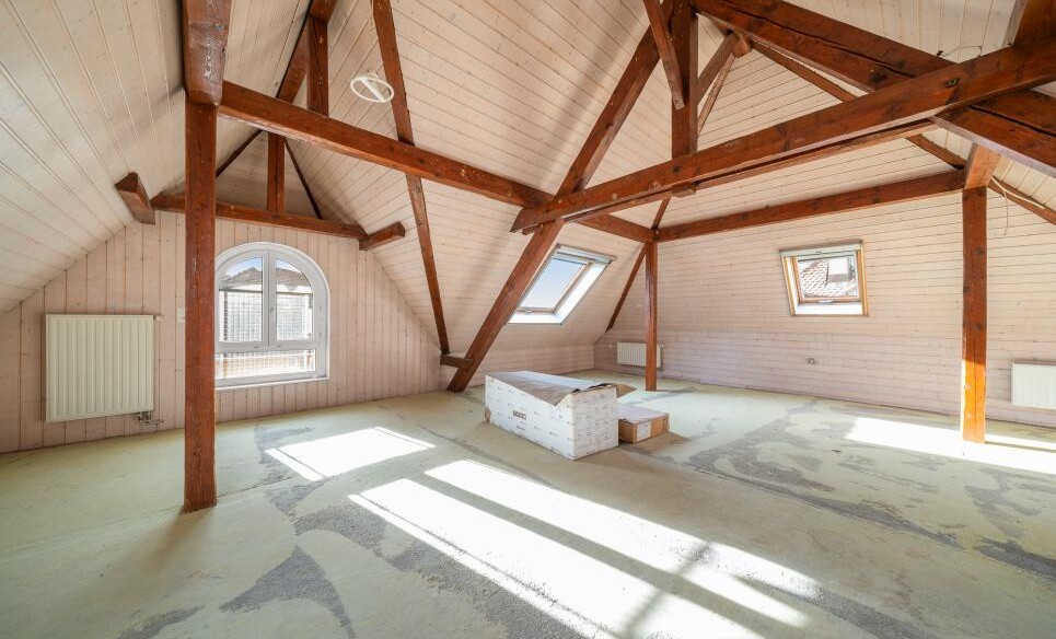 Ausgebauter Dachraum mit sichtbaren Holzbalken