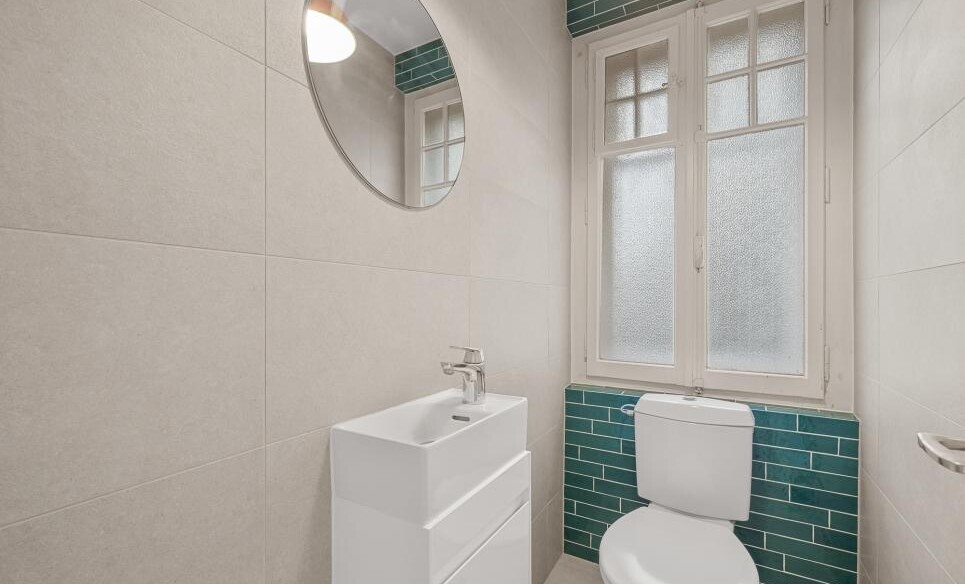 Gäste-WC mit Fenster und Waschbecken