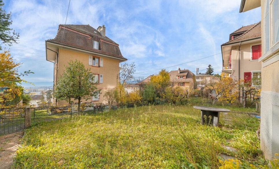 Wohnhaus mit Garten und Ausblick